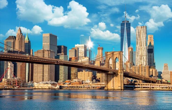 New york city attractions brooklyn bridge and skyline